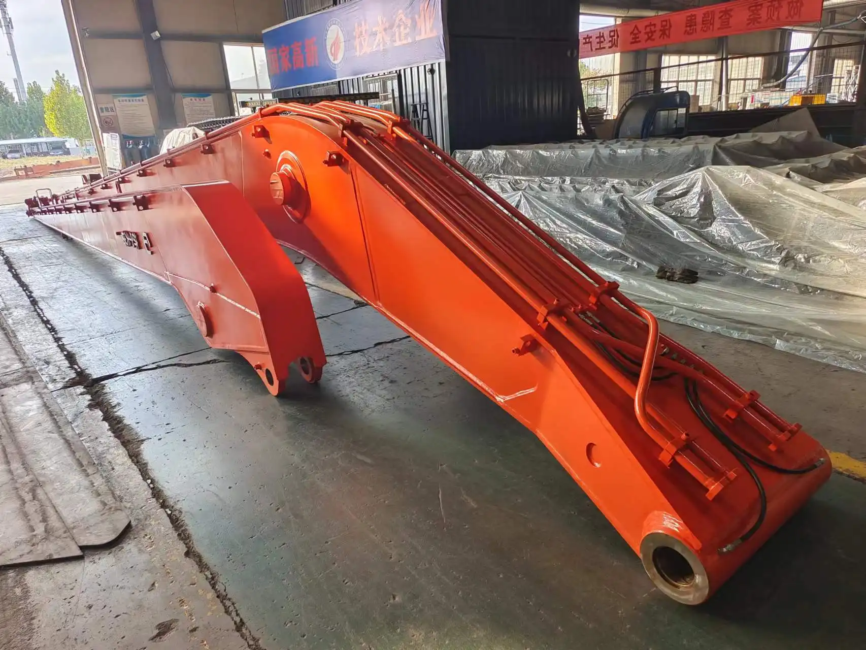 Does an excavator have a boom?
